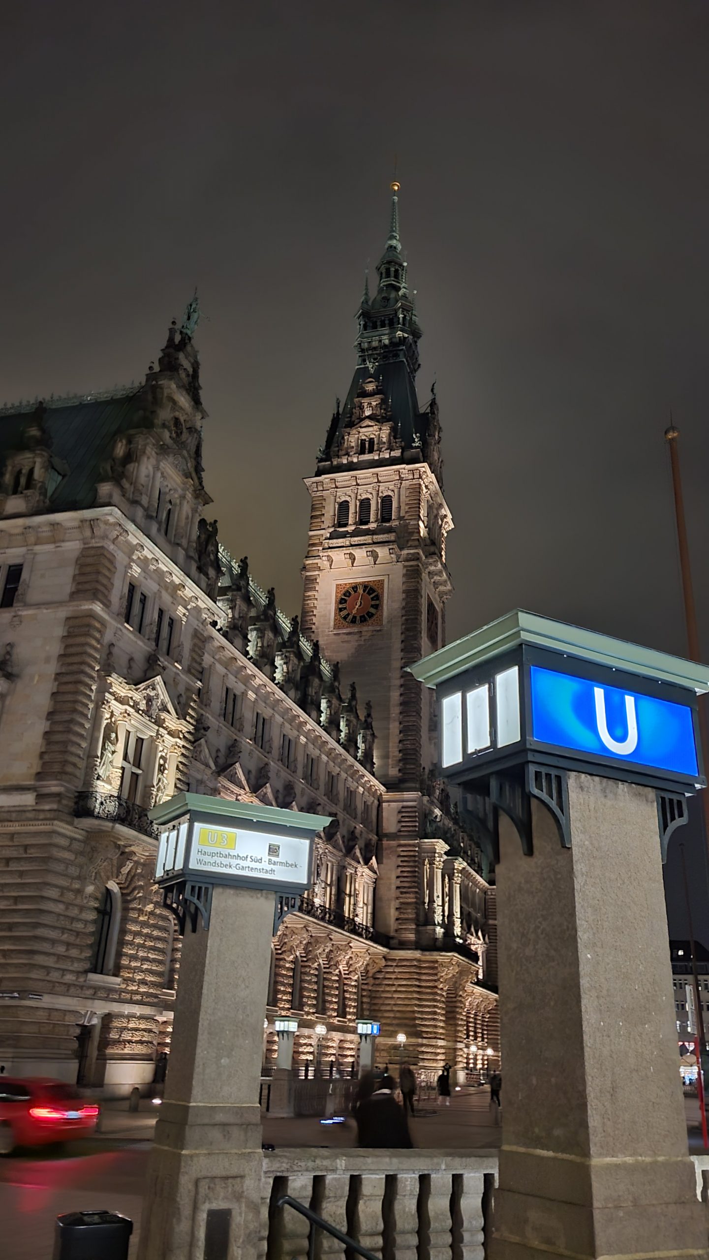 Eingang zur U3 Haltestelle Rathaus am Hamburger Rathausmarkt - vom Zahnarzt Hamburg Innenstadt