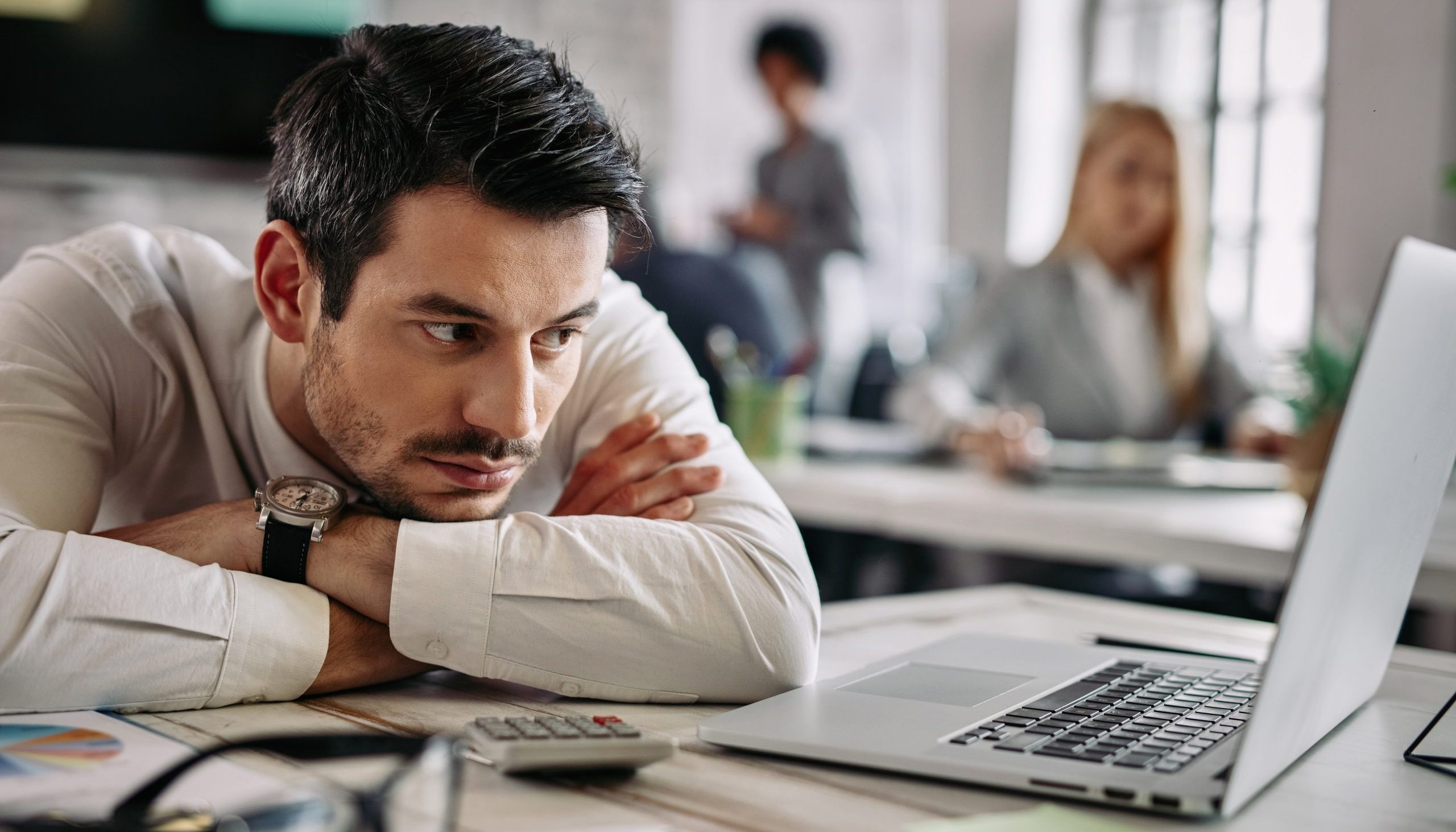 Müde, energielos und abgespannt. Geschäftsmann vor seinem Laptop Müder und energieloser Geschäftsmann