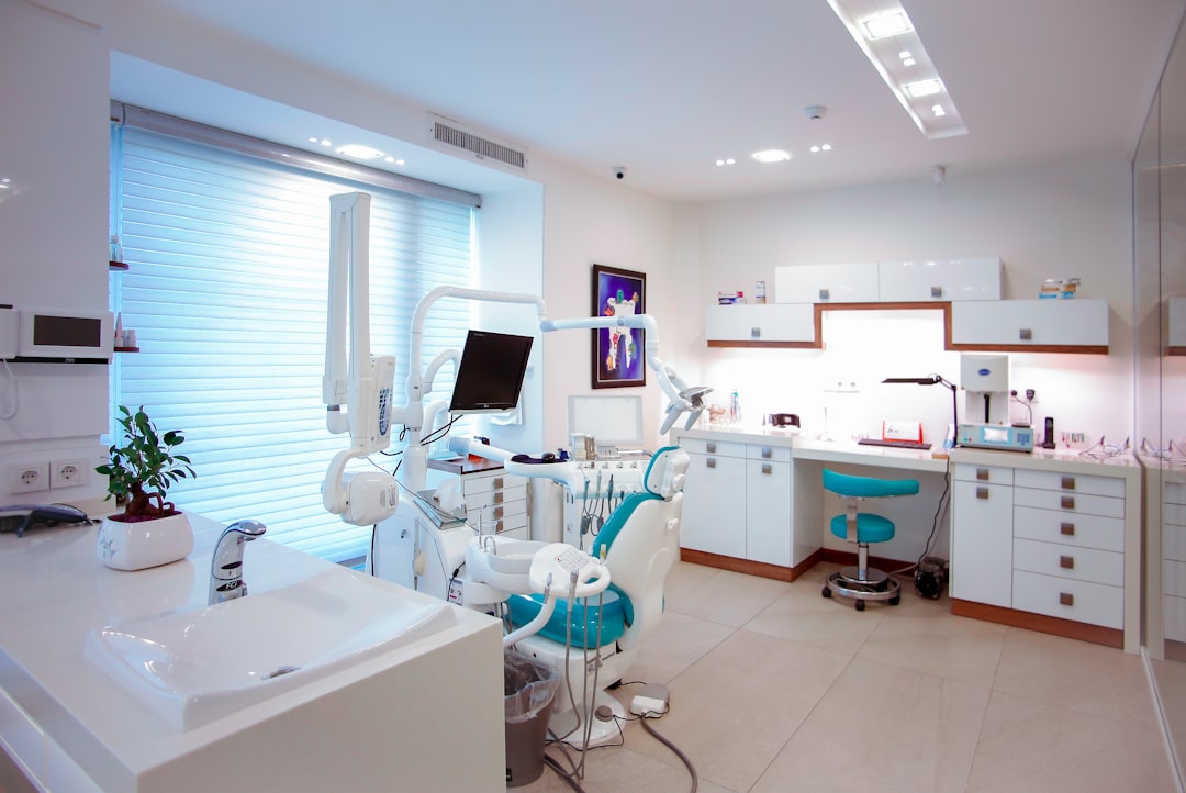 Woman cleaning teeth with electric toothbrush iTero Lumina - Intraoralscanner - Hamburg Innenstadt