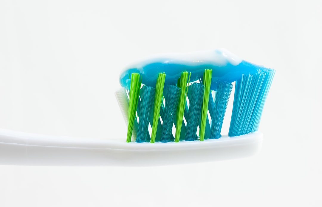 Woman cleaning teeth with electric toothbrush iTero Lumina - Intraoralscanner - Hamburg Innenstadt