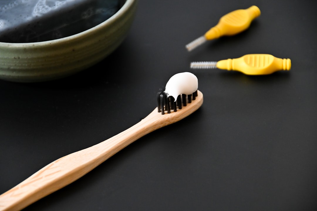 Woman cleaning teeth with electric toothbrush iTero Lumina - Intraoralscanner - Hamburg Innenstadt